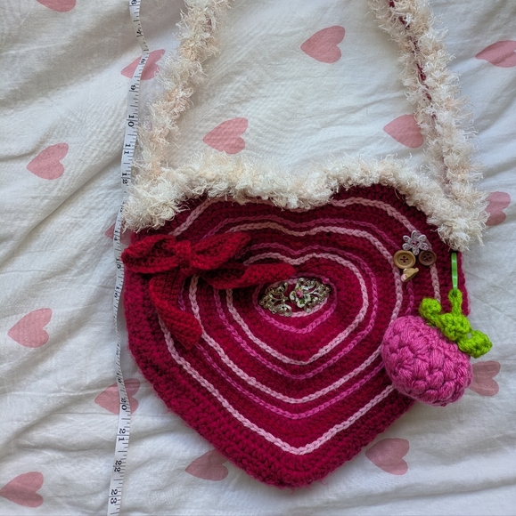 Stylish Heart Knit Shoulder Bag in Red and Pink - Picture 4 of 5
